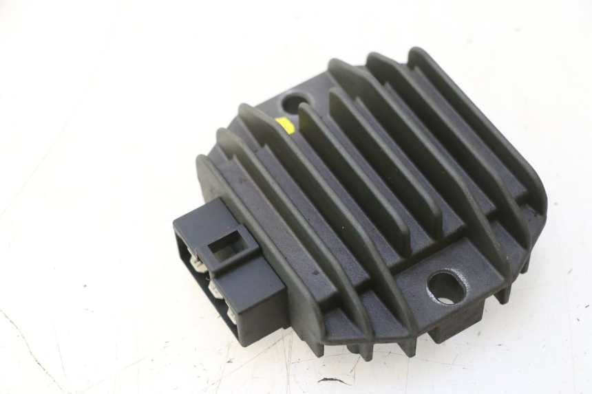 photo de REGULATOR ŁADOWANIA YAMAHA YP MAJESTY 125 (1998 - 2001) - Inny kąt widzenia
