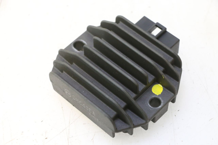 photo de REGULATOR ŁADOWANIA YAMAHA YP MAJESTY 125 (1998 - 2001) - Zbliżenie techniczne