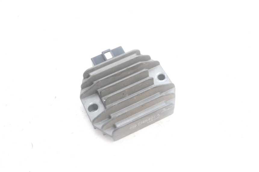 photo de REGULATOR ŁADOWANIA YAMAHA YP MAJESTY 125 (2002 - 2006) - Szczegół części