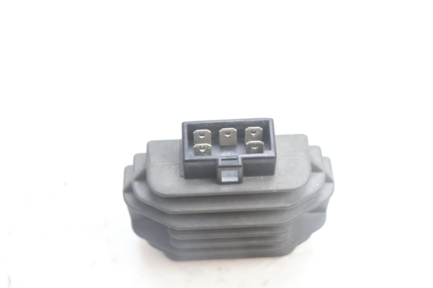 photo de REGULATOR ŁADOWANIA YAMAHA YP MAJESTY 125 (2002 - 2006) - Zbliżenie techniczne