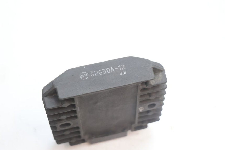 photo de REGULATOR ŁADOWANIA KAWASAKI ZX-6R ZX6R 600 (1995 - 1997) - Zbliżenie techniczne