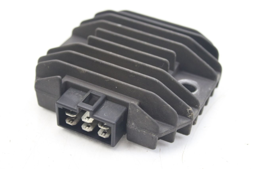 photo de REGULATOR ŁADOWANIA KAWASAKI ZZR 600 (1995 - 2004) - Zbliżenie techniczne