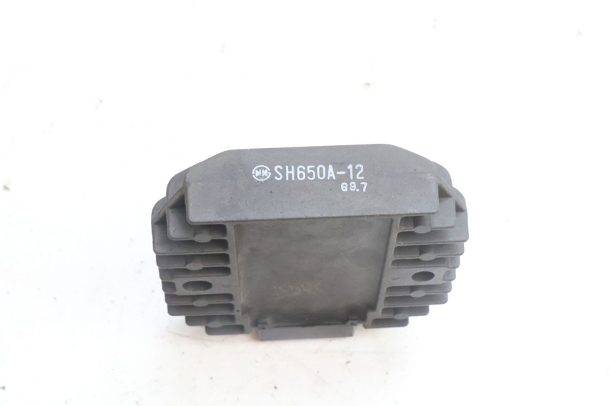 photo de REGULATOR ŁADOWANIA KAWASAKI ZZR 600 (1995 - 2004) - Zbliżenie techniczne