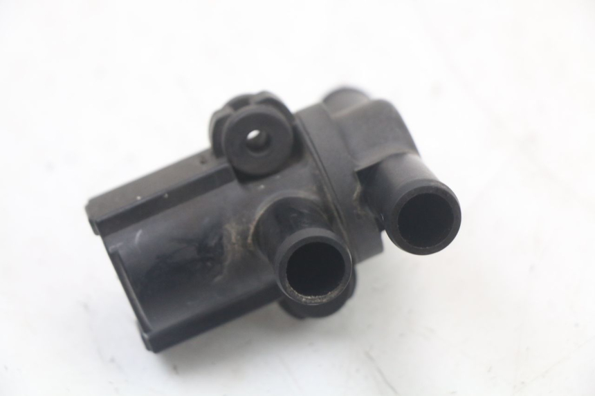 photo de PRZEKAŹNIK ELEKTRYCZNY SUZUKI GSR 750 (2011 - 2017) - Zbliżenie techniczne