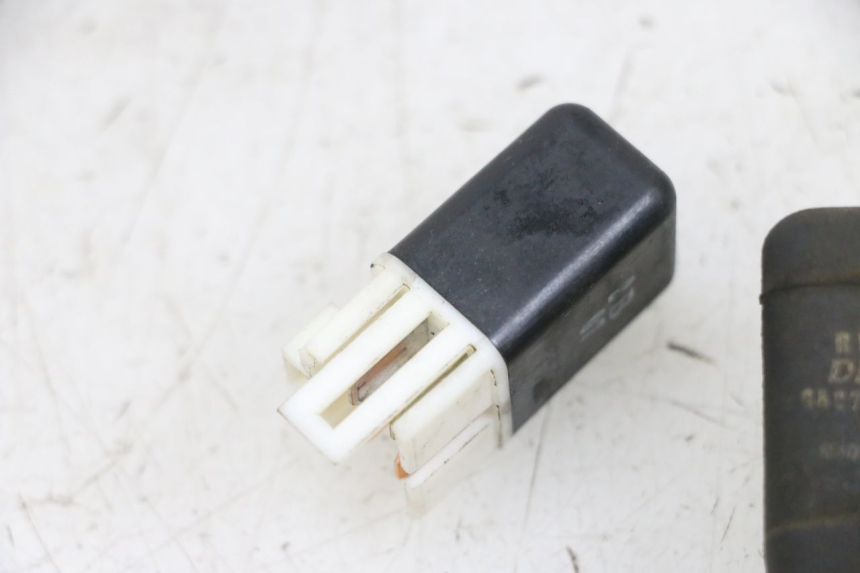 photo de PRZEKAŹNIK ELEKTRYCZNY KAWASAKI ZR 7 750 (1999 - 2004) - Inny kąt widzenia