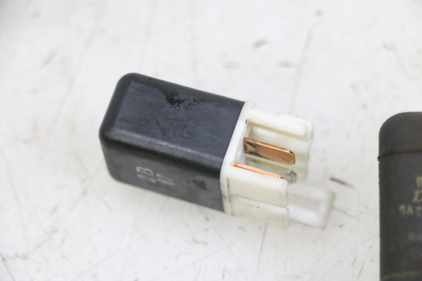 photo de PRZEKAŹNIK ELEKTRYCZNY KAWASAKI ZR 7 750 (1999 - 2004) - Zbliżenie techniczne