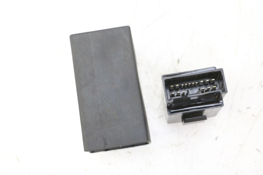 photo de PRZEKAŹNIK POMPY PALIWA YAMAHA MT-07 MT07 ABS 700 (2014 - 2017) - Zbliżenie techniczne