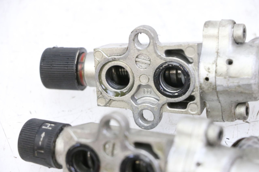 photo de ROZDZIELACZ HAMULCA YAMAHA FJ 36Y 1100 (1984 - 1985) - Inny kąt widzenia