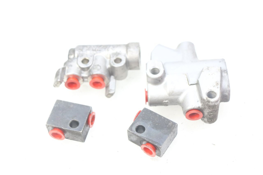 photo de ROZDZIELACZ HAMULCA YAMAHA FJR ABS 1300 (2006 - 2012) - Zbliżenie techniczne