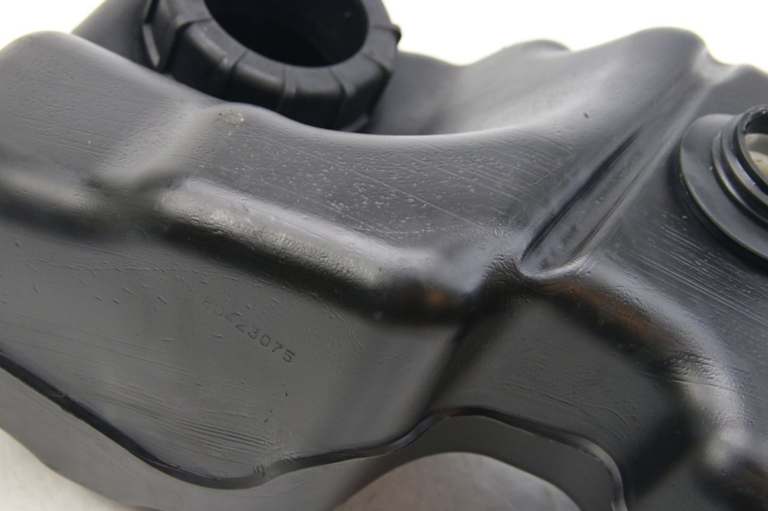 photo de ZBIORNIK PALIWA SUZUKI SIXTEEN 125 (2008 - 2010) - Zbliżenie techniczne