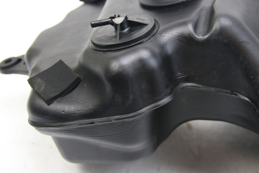 photo de ZBIORNIK PALIWA SUZUKI SIXTEEN 125 (2008 - 2010) - Oznaczenia i referencje