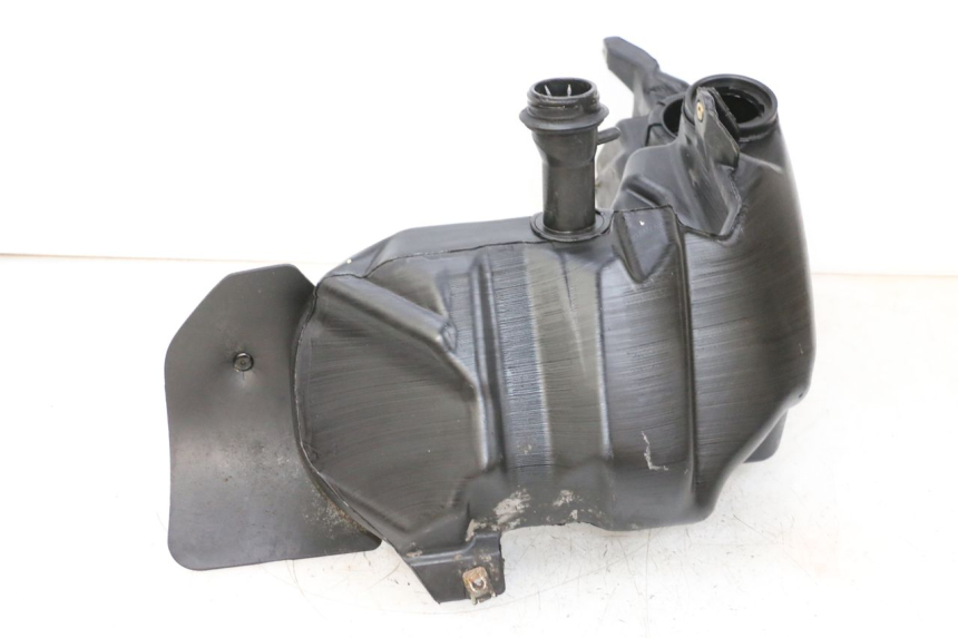 photo de ZBIORNIK PALIWA PIAGGIO VESPA GTS SUPER IE 125 (2009 - 2016) - Inny kąt widzenia