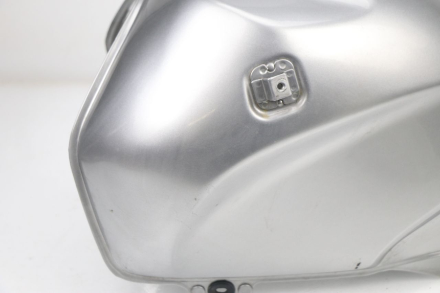 photo de ZBIORNIK PALIWA HONDA XLV VARADERO 125 (2000 - 2006) - Szczegóły charakterystyczne