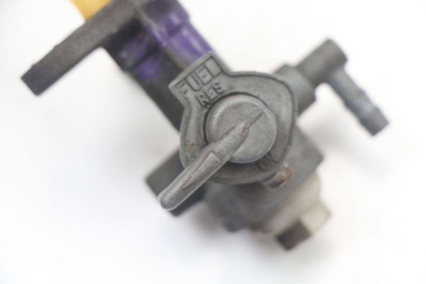 photo de KRANIK ZBIORNIKA SUZUKI GN 125 (1997 - 2000) - Szczegół części