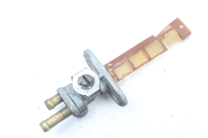 photo de KRANIK ZBIORNIKA SUZUKI GS F 500 (2004 - 2007) - Szczegół części