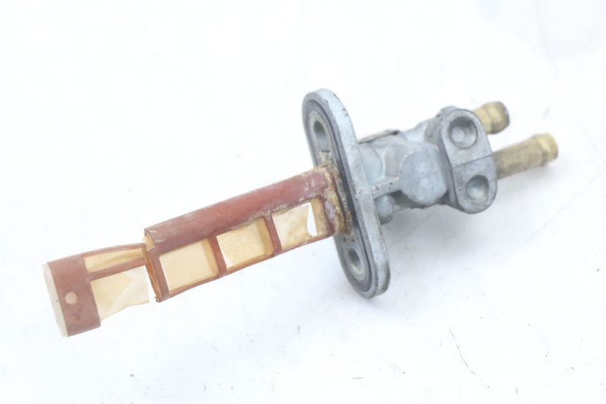 photo de KRANIK ZBIORNIKA SUZUKI GS F 500 (2004 - 2007) - Zbliżenie techniczne