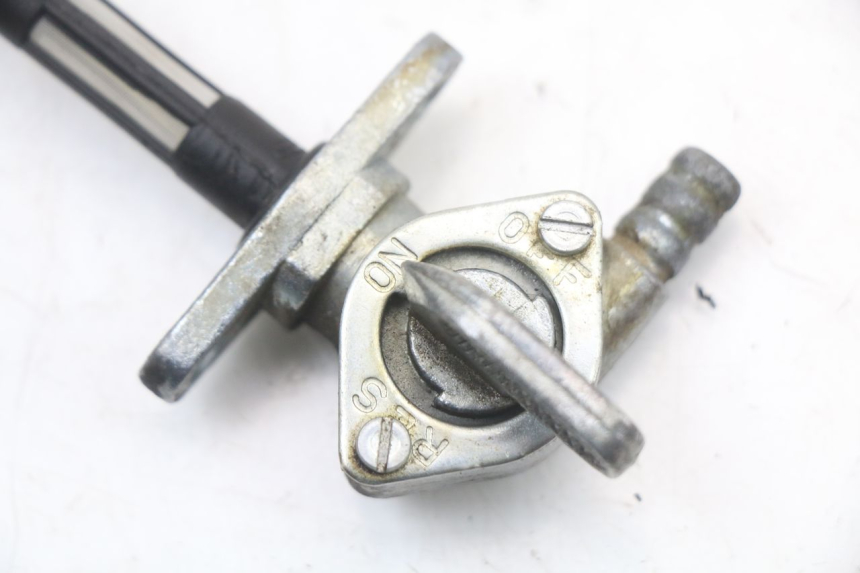 photo de KRANIK ZBIORNIKA PALIWA SUZUKI VL INTRUDER 125 (2004 - 2007) - Szczegół części