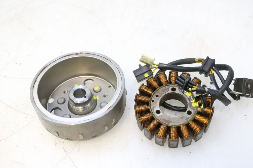 photo de ROTOR STATOR SUZUKI BURGMAN 125 (2007 - 2014) - Zbliżenie komponentów