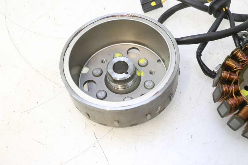 photo de ROTOR STATOR SUZUKI BURGMAN 125 (2007 - 2014) - Widok z bliska