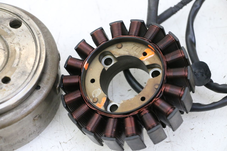 photo de ROTOR STATOR HONDA FES S-WING SWING ABS 125 (2007 - 2015) - Zbliżenie komponentów