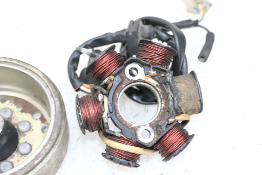 photo de ROTOR STATOR PEUGEOT KISBEE 2T 50 (2010 - 2017) - Zbliżenie komponentów