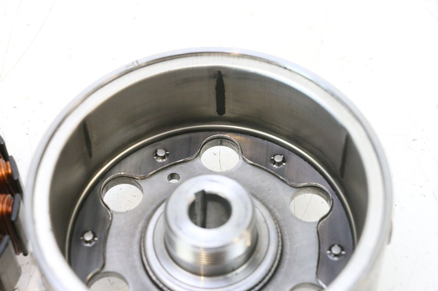 photo de ROTOR STATOR PEUGEOT SATELIS COMPRESSOR K15 125 (2006 - 2009) - Szczegóły charakterystyczne