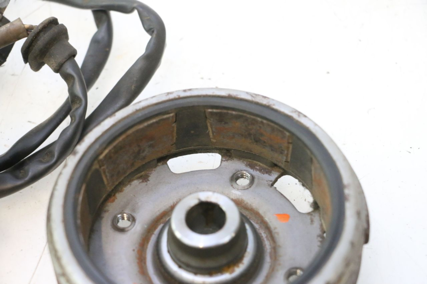 photo de ROTOR STATOR PEUGEOT TREKKER 50 (1995 - 2004) - Zbliżenie komponentów