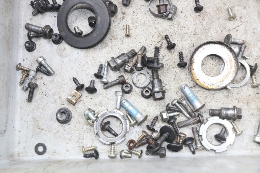 photo de TORBA ZESTAW ŚRUB I WKRĘTÓW YAMAHA AEROX NAKED 2T 50 (2013 - 2017) - Zoom stanu zużycia