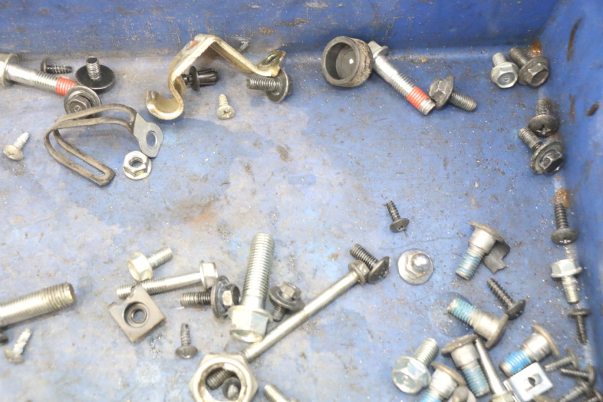 photo de TORBA ZESTAW ŚRUB I WKRĘTÓW KYMCO AGILITY 4T 50 (2018 - 2022) - Inny kąt widzenia