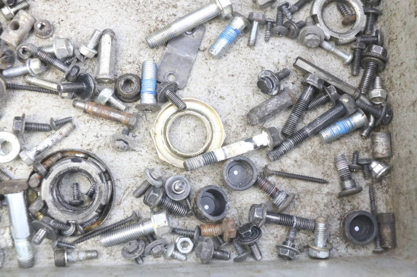 photo de TORBA ZESTAW ŚRUB I WKRĘTÓW KYMCO AGILITY 4T 50 (2018 - 2022) - Inny kąt widzenia