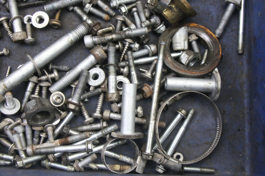 photo de TORBA ZESTAW ŚRUB I WKRĘTÓW APRILIA ATLANTIC 125 (2003 - 2009) - Zbliżenie techniczne