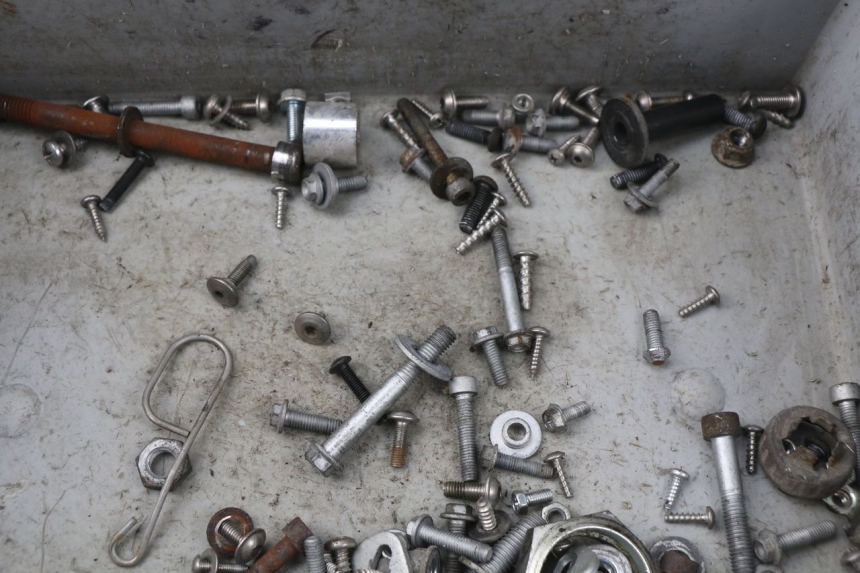 photo de TORBA ZESTAW ŚRUB I WKRĘTÓW APRILIA ATLANTIC 125 (2003 - 2009) - Inny kąt widzenia