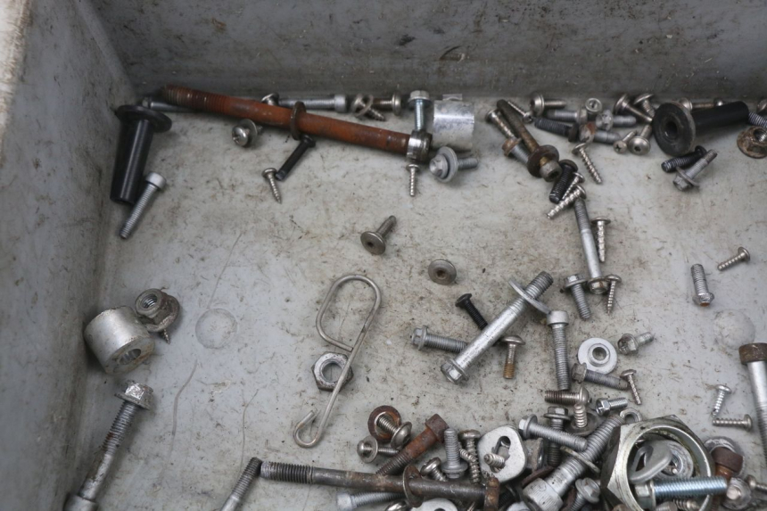 photo de TORBA ZESTAW ŚRUB I WKRĘTÓW APRILIA ATLANTIC 125 (2003 - 2009) - Zbliżenie techniczne