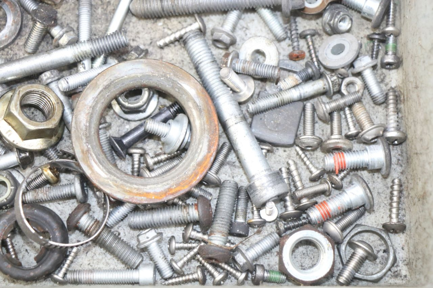 photo de TORBA ZESTAW ŚRUB I WKRĘTÓW APRILIA ATLANTIC 500 (2002 - 2003) - Zoom stanu zużycia