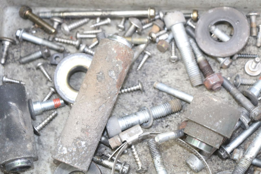 photo de TORBA ZESTAW ŚRUB I WKRĘTÓW APRILIA ATLANTIC 500 (2002 - 2003) - Zbliżenie techniczne