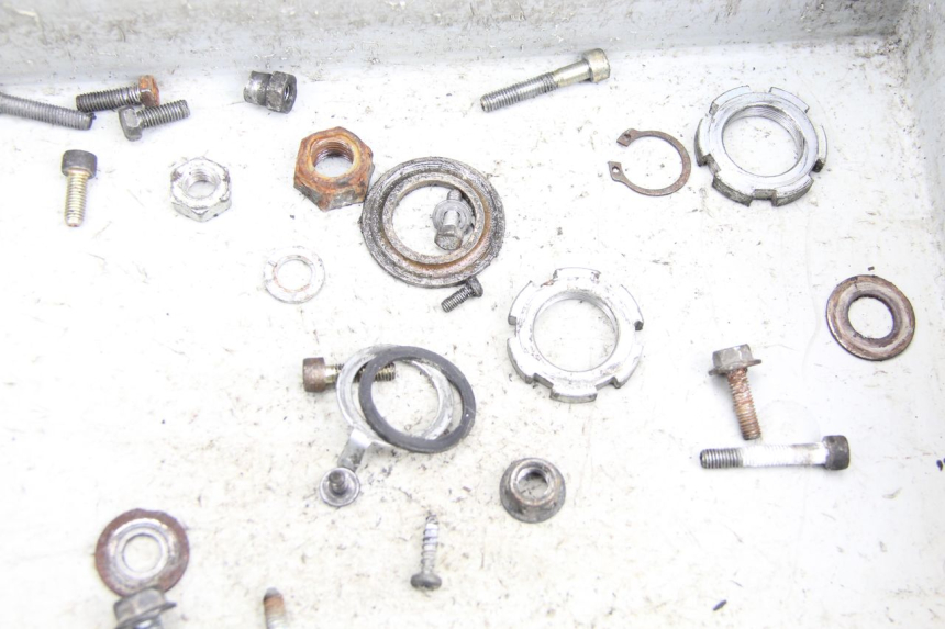 photo de TORBA ZESTAW ŚRUB I WKRĘTÓW MBK BOOSTER SPIRIT NAKED 50 (2004 - 2017) - Inny kąt widzenia