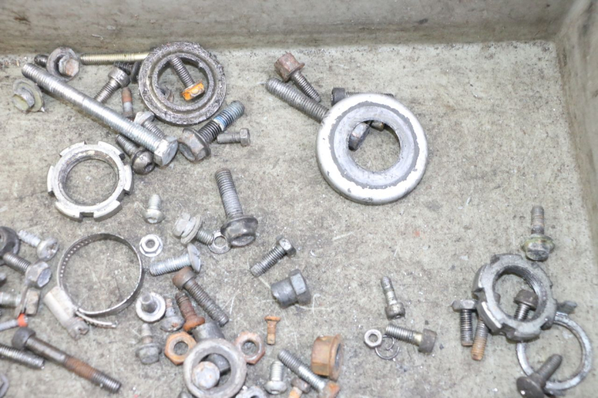 photo de TORBA ZESTAW ŚRUB I WKRĘTÓW MBK BOOSTER SPIRIT NAKED 50 (2004 - 2017) - Inny kąt widzenia