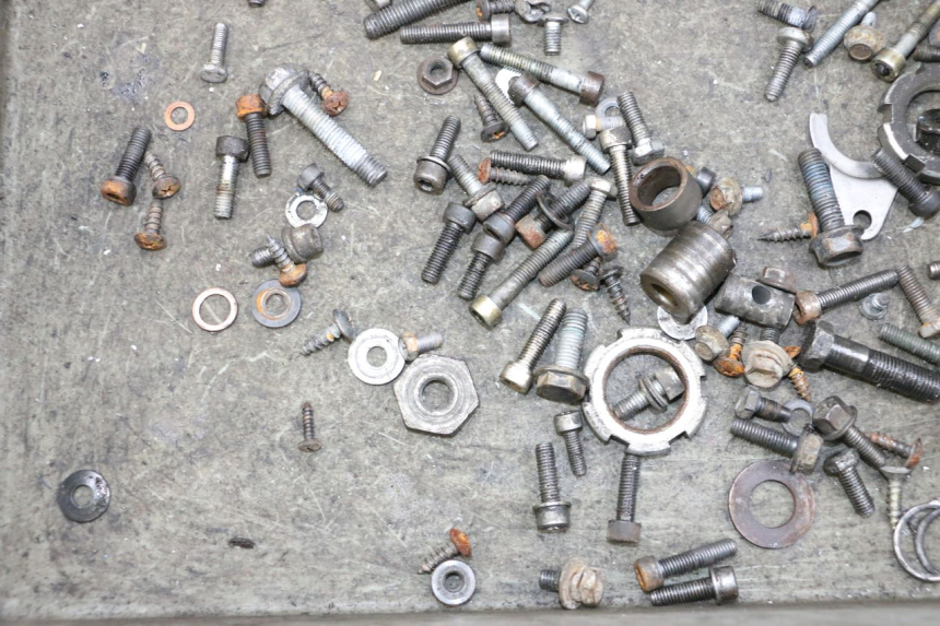 photo de TORBA ZESTAW ŚRUB I WKRĘTÓW MBK BOOSTER SPIRIT NAKED 50 (2004 - 2017) - Inny kąt widzenia