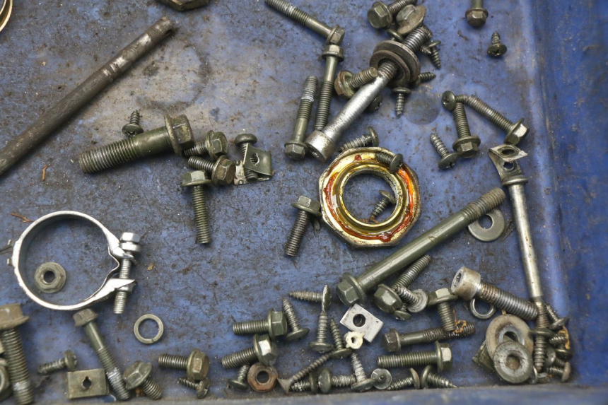 photo de TORBA ZESTAW ŚRUB I WKRĘTÓW TNT MOTOR BOSTON 4T 50 (2018 - 2025) - Inny kąt widzenia