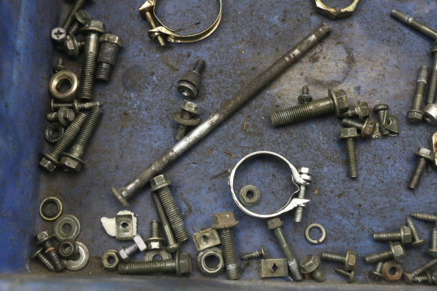 photo de TORBA ZESTAW ŚRUB I WKRĘTÓW TNT MOTOR BOSTON 4T 50 (2018 - 2025) - Zbliżenie techniczne