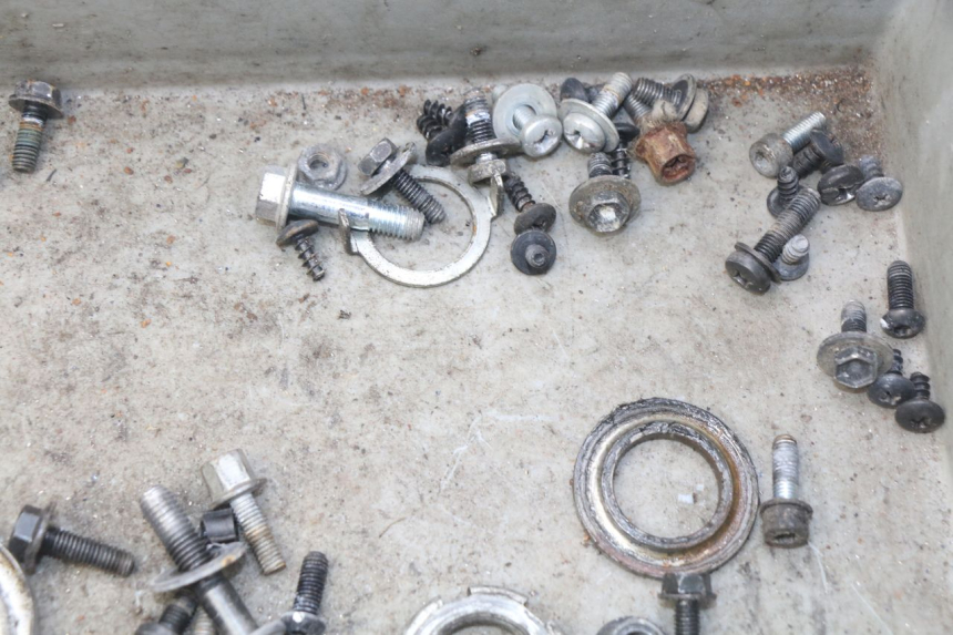 photo de TORBA ZESTAW ŚRUB I WKRĘTÓW YAMAHA BW'S EASY 50 (2013 - 2016) - Inny kąt widzenia