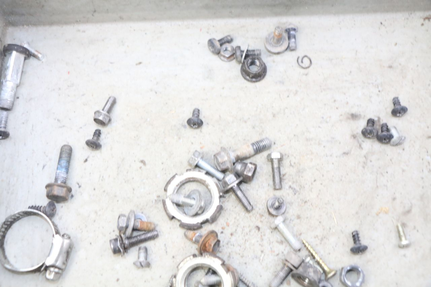 photo de TORBA ZESTAW ŚRUB I WKRĘTÓW YAMAHA BW'S NAKED 50 (2008 - 2019) - Inny kąt widzenia