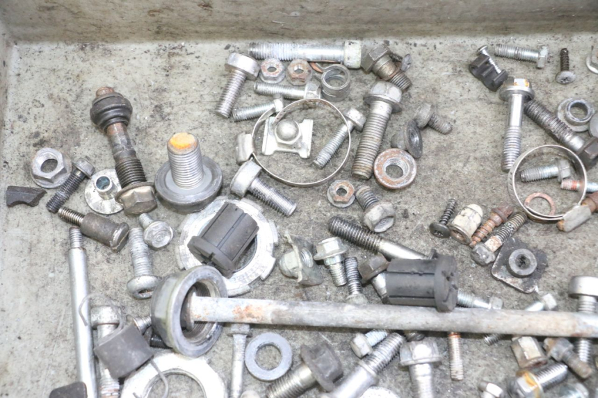 photo de TORBA ZESTAW ŚRUB I WKRĘTÓW HONDA CBF 500 (2004 - 2007) - Inny kąt widzenia