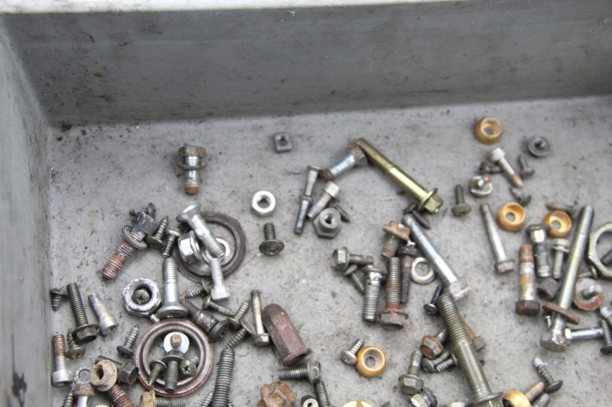 photo de TORBA ZESTAW ŚRUB I WKRĘTÓW SYM CROX 4T 50 (2016 - 2023) - Zbliżenie techniczne