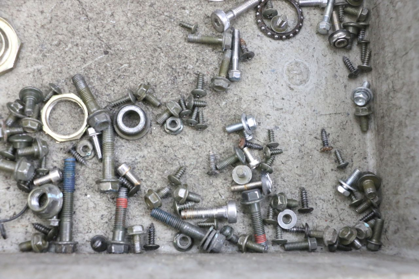 photo de TORBA ZESTAW ŚRUB I WKRĘTÓW SYM CROX 4T 50 (2016 - 2023) - Inny kąt widzenia