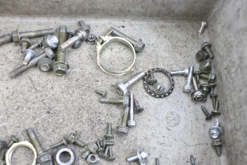 photo de TORBA ZESTAW ŚRUB I WKRĘTÓW SYM CROX 4T 50 (2016 - 2023) - Zbliżenie techniczne