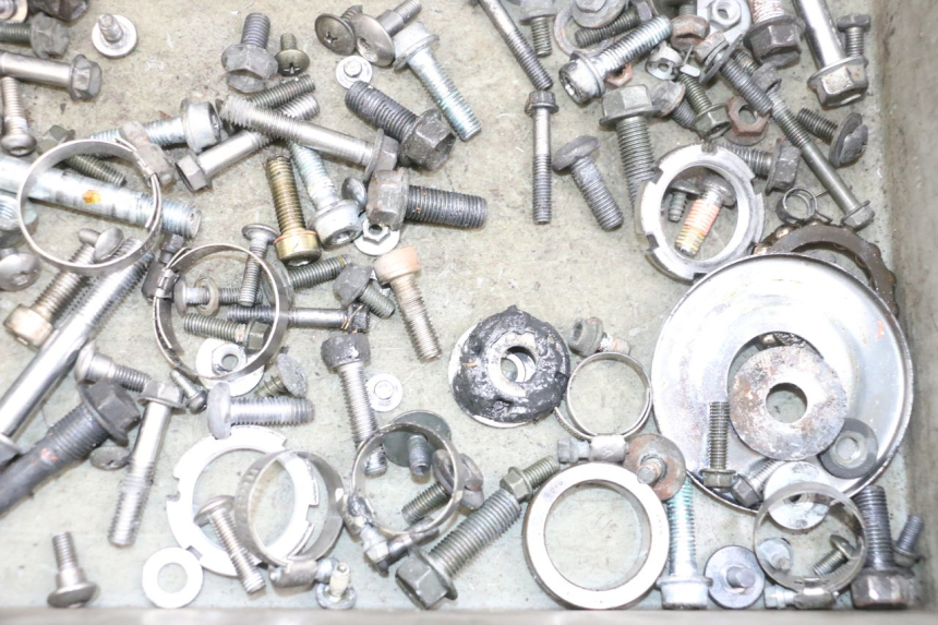 photo de WOREK ŚRUB I WKRĘTÓW SUZUKI DL V STROM 1000 (2002 - 2007) - Zbliżenie techniczne