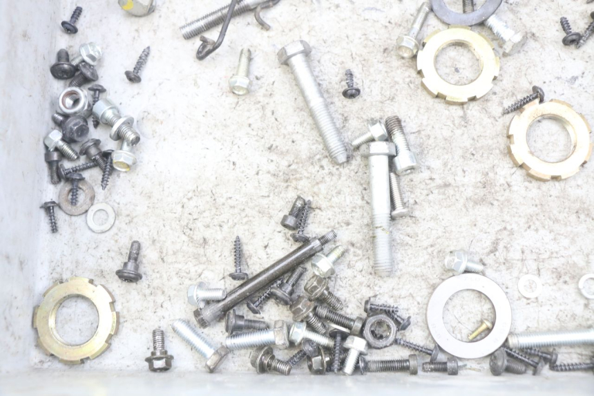 photo de TORBA ZESTAW ŚRUB I WKRĘTÓW PEUGEOT E-VIVACITY 1 (2012 - 2018) - Zoom stanu zużycia