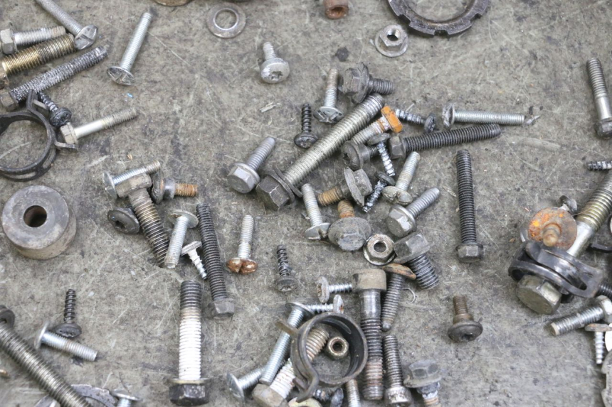 photo de TORBA ZESTAW ŚRUB I WKRĘTÓW PEUGEOT ELYSEO 125 (1999 - 2004) - Szczegół części