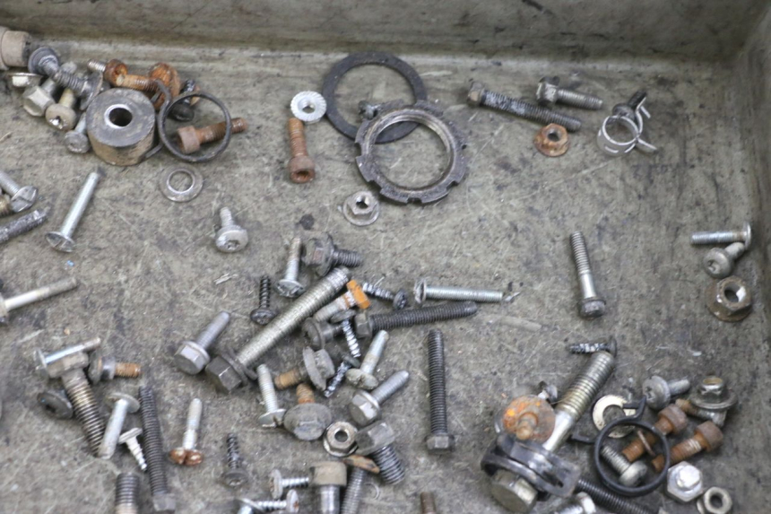 photo de TORBA ZESTAW ŚRUB I WKRĘTÓW PEUGEOT ELYSEO 125 (1999 - 2004) - Zoom stanu zużycia